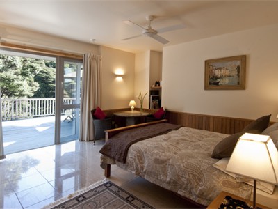 LODGE MAIN QUEEN BED ROOM